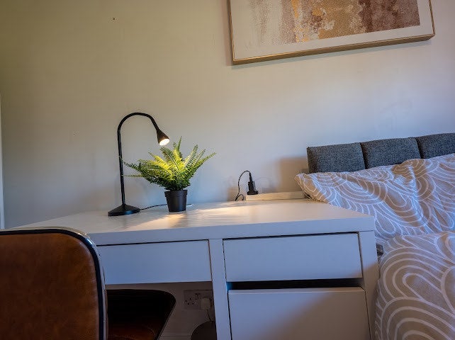 Room Heyscroft Road in Manchester