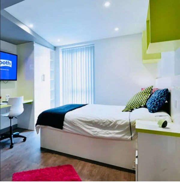 Room King's Bridge Road in Kirklees