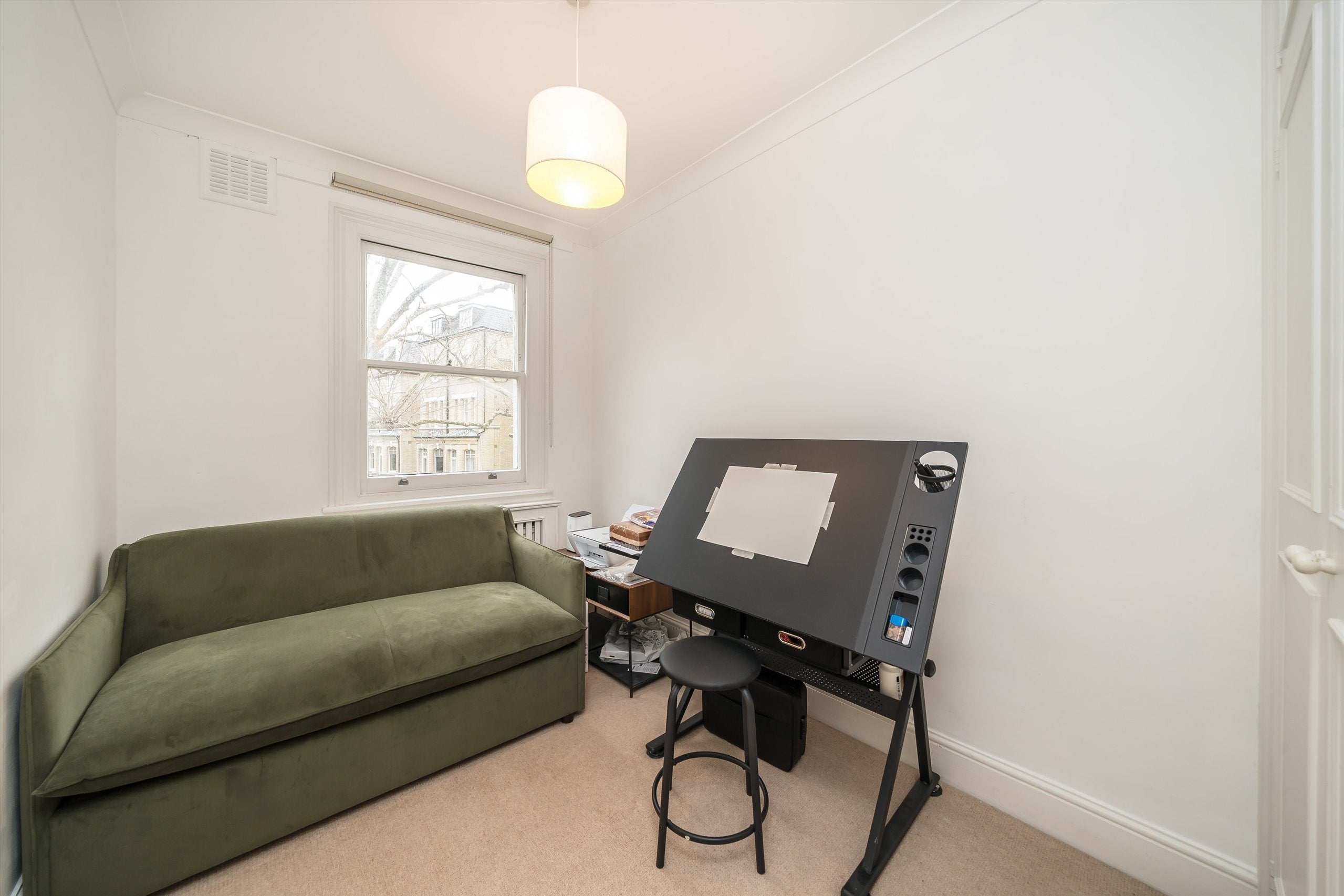 Flat Elm Park Road in Greater London