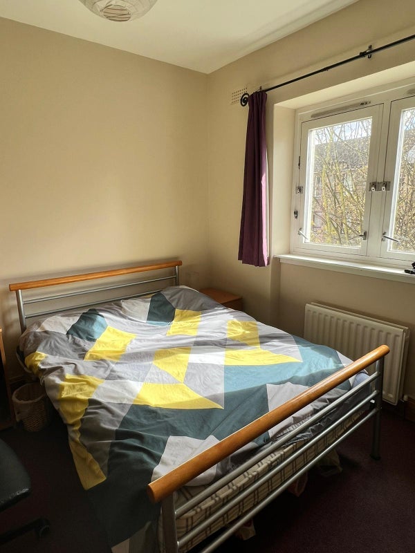 Room Thornwood Road in Glasgow