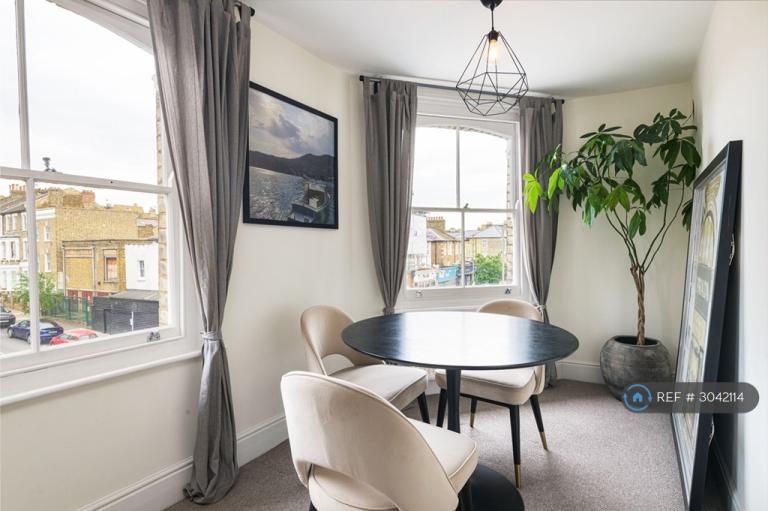Flat Northcote Road in Greater London
