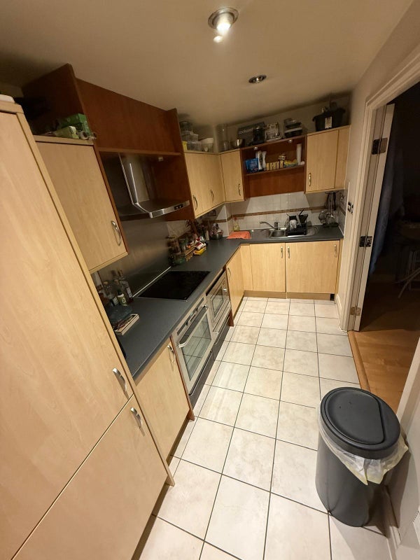 Room Smugglers Way in Greater London