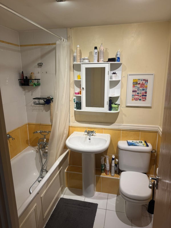 Room Smugglers Way in Greater London