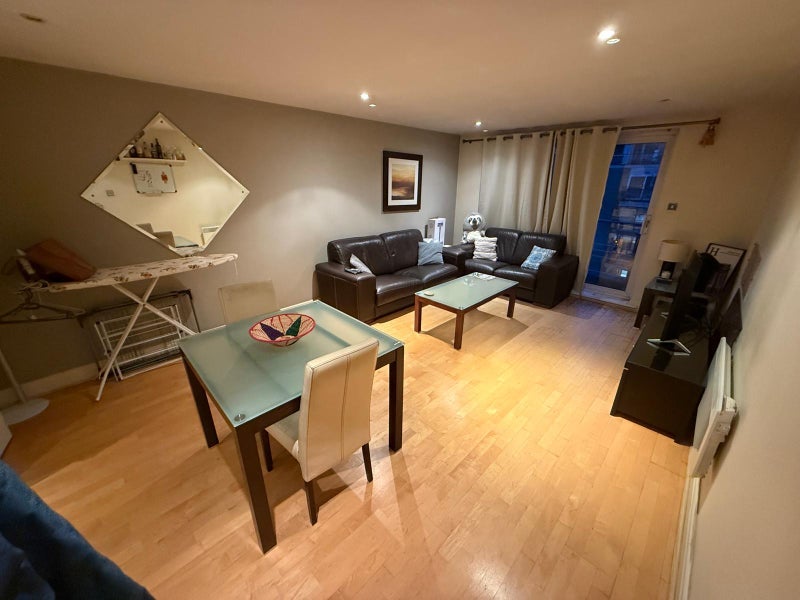 Room Smugglers Way in Greater London