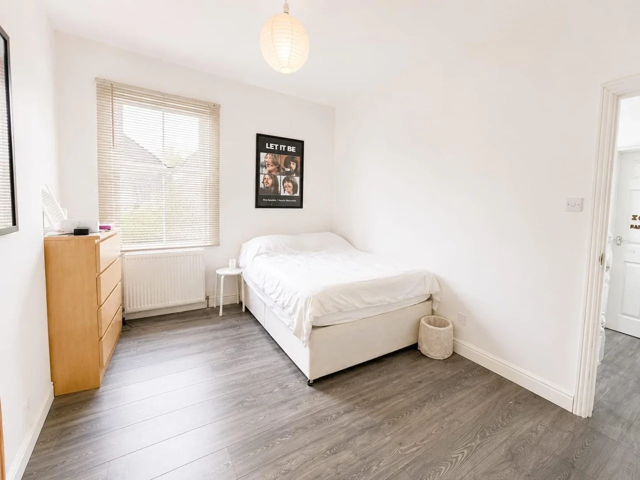 Flat Brownlow Road in Greater London