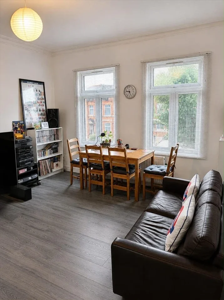 Flat Brownlow Road in Greater London