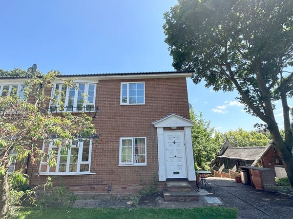 Flat Thoresby Court in Nottingham