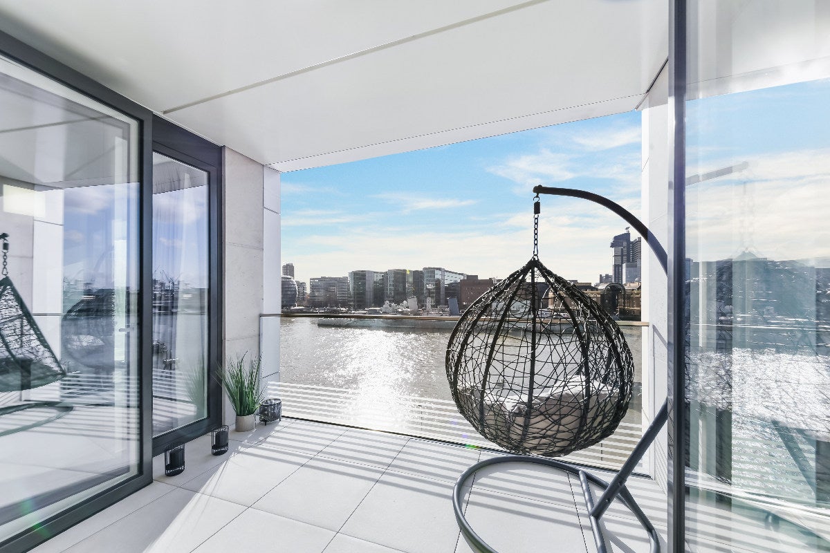 Flat Sugar Quay Walk in London