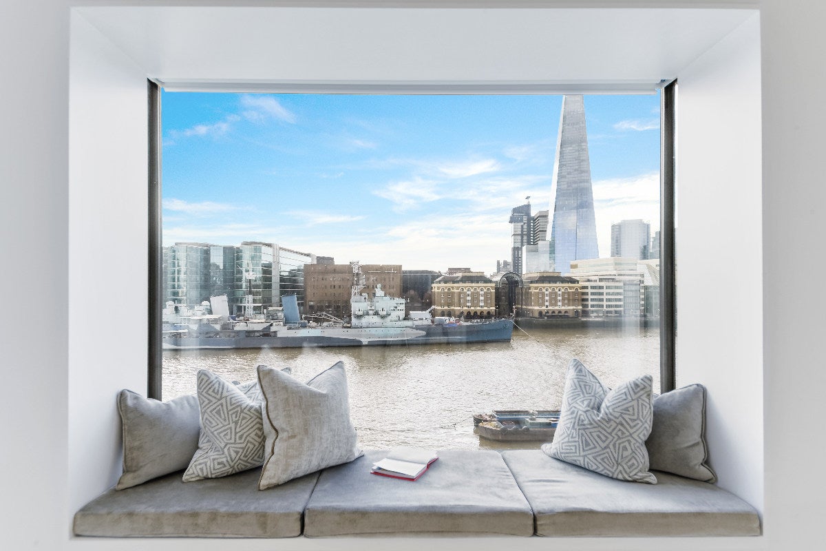Flat Sugar Quay Walk in London