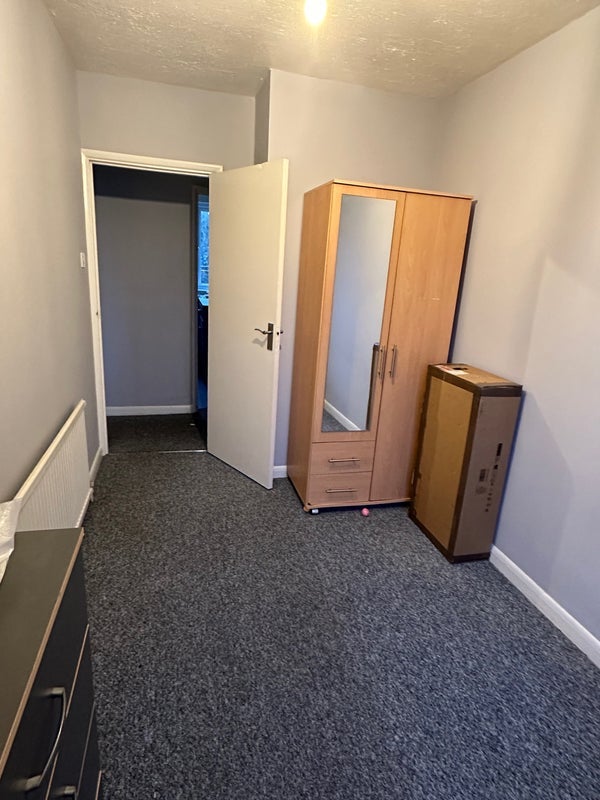 Room Violet Lane in Greater London