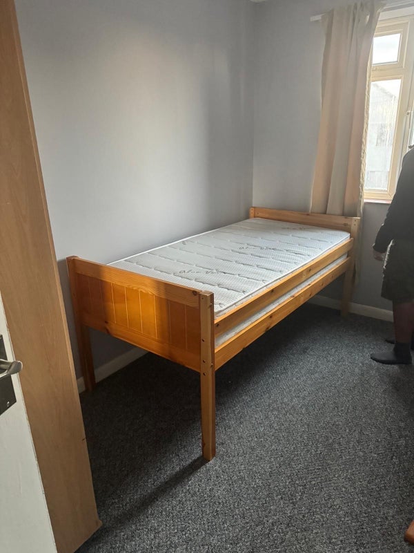 Room Violet Lane in Greater London
