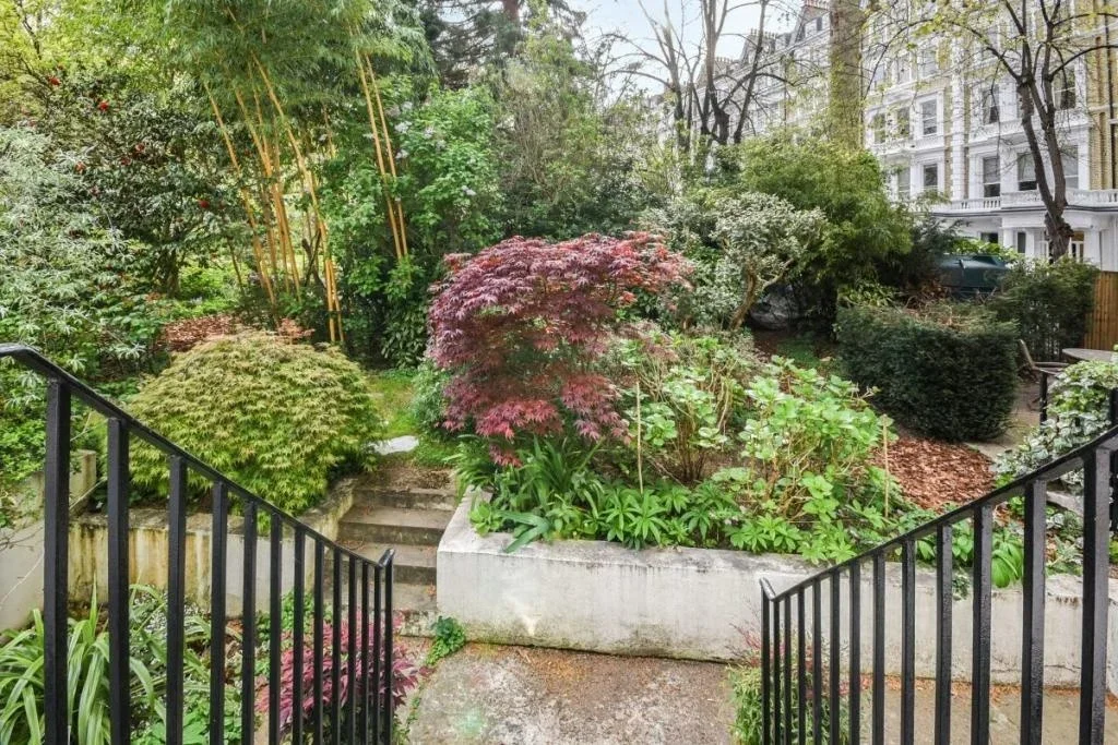 Flat Collingham Road in Greater London