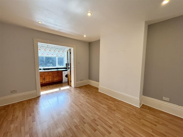 Flat Elphinstone Road in Portsmouth