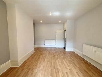Flat Elphinstone Road in Portsmouth