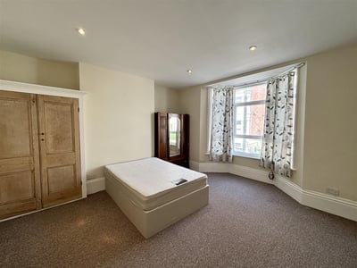 Flat Elphinstone Road in Portsmouth