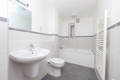 Flat Raven Close in Watford