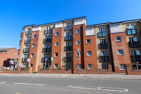 Flat Raven Close in Watford