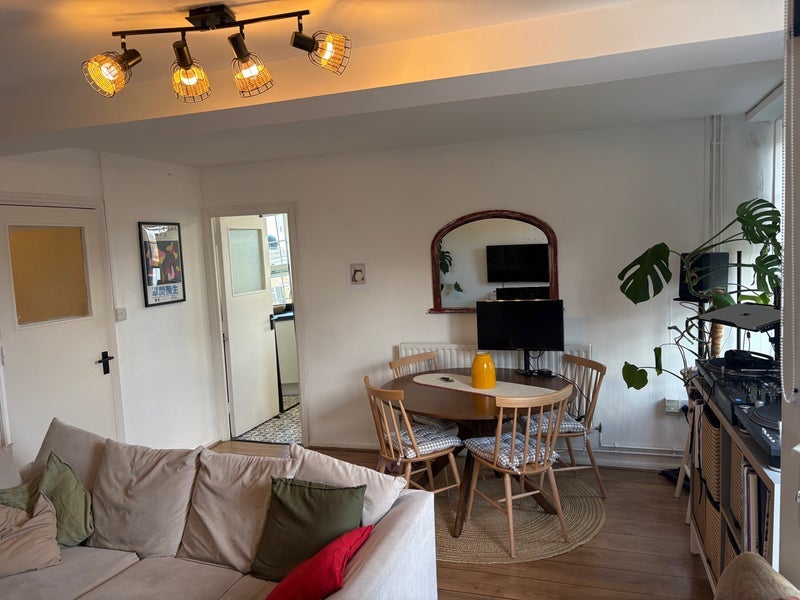 Room Mill Row in Greater London