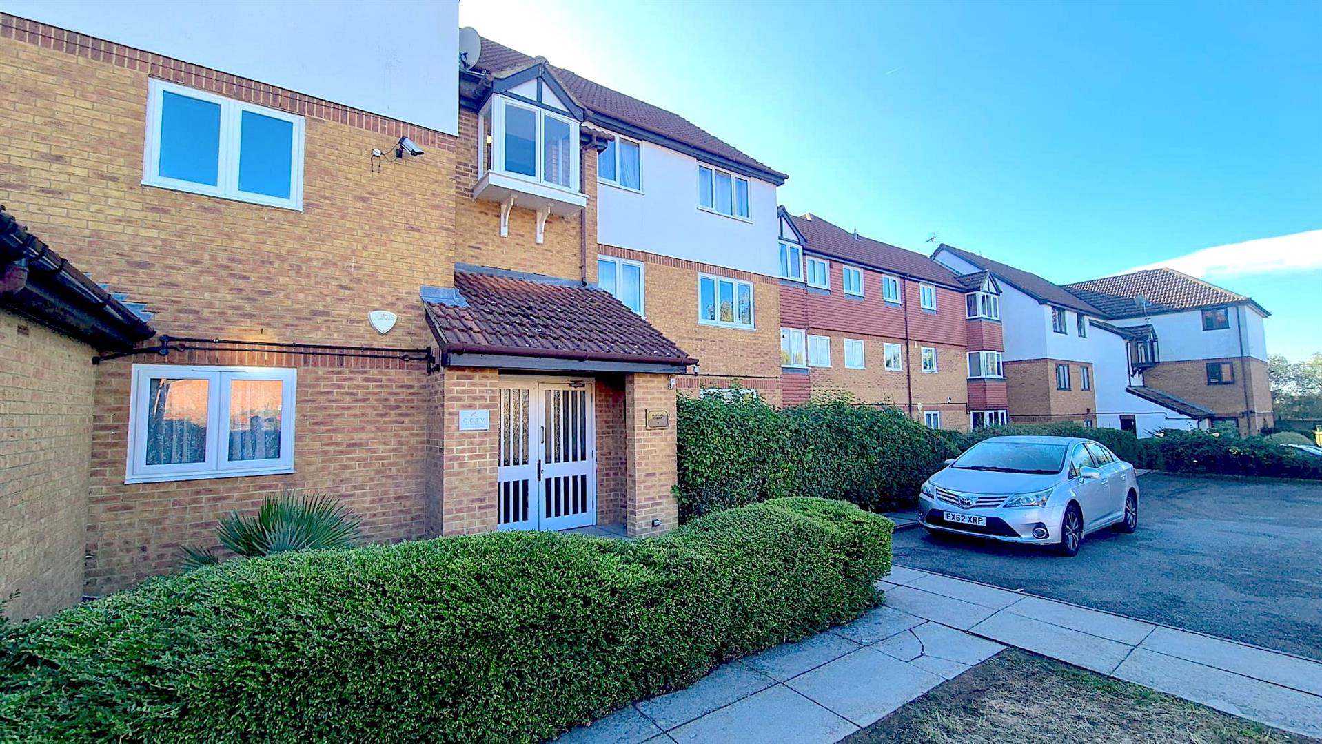 Flat Cromarty Road in Greater London