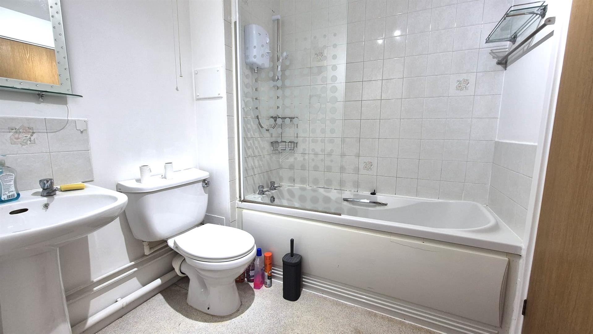 Flat Cromarty Road in Greater London