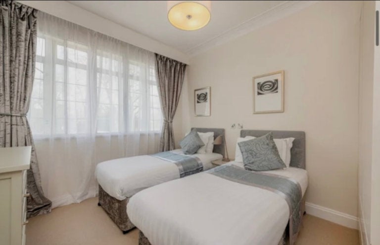 Flat Poplar Place in City of Westminster