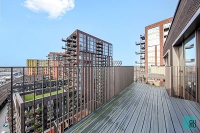 Flat Embassy Gardens in London