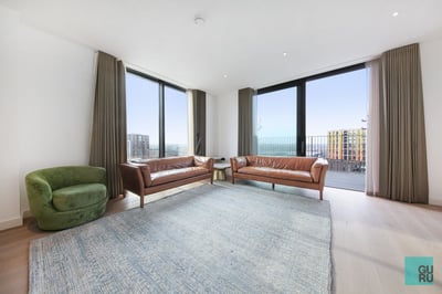 Flat Embassy Gardens in London