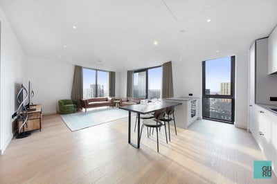 Flat Embassy Gardens in London