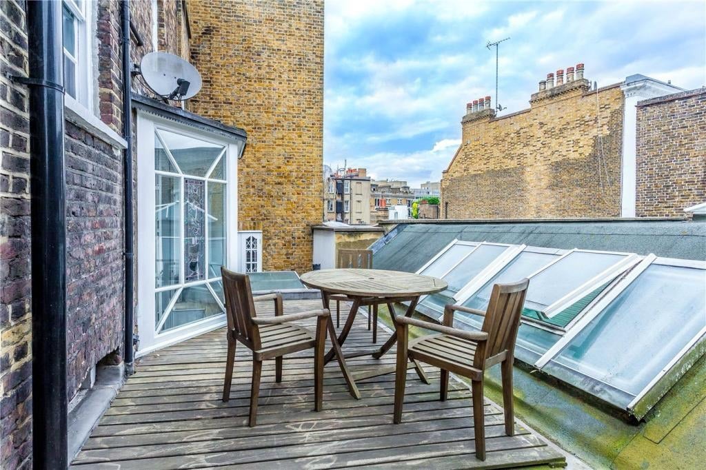 Flat Kensington Church Street in Greater London