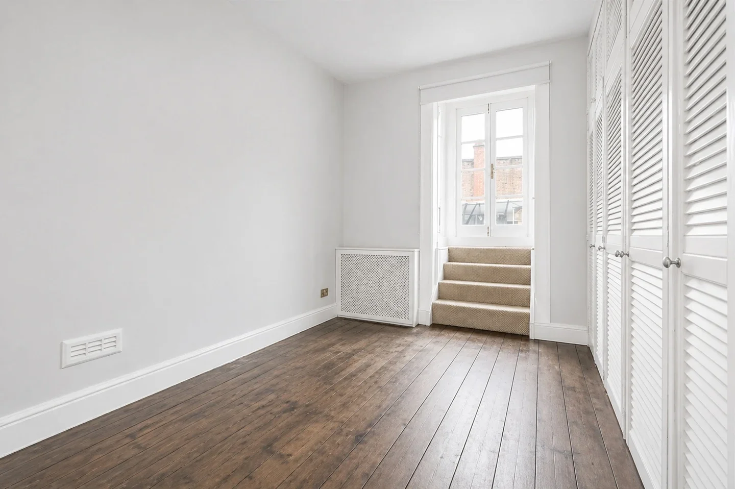 Flat Kensington Church Street in Greater London
