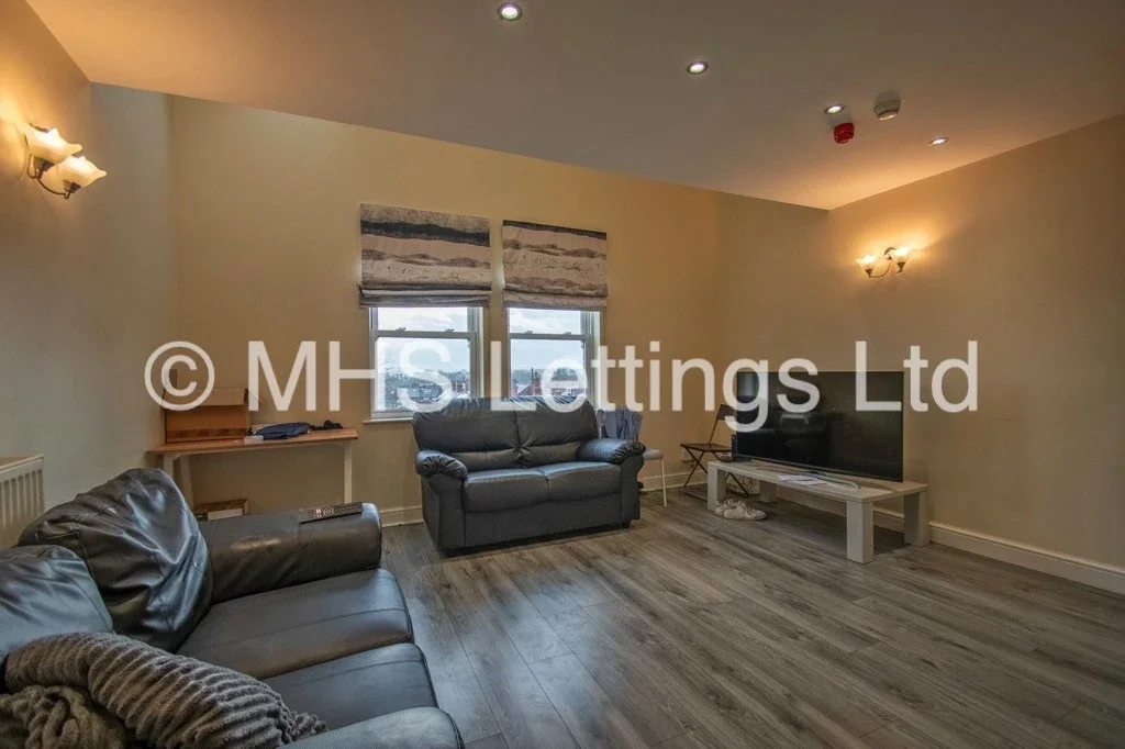 Flat Back Broomfield Crescent in Leeds