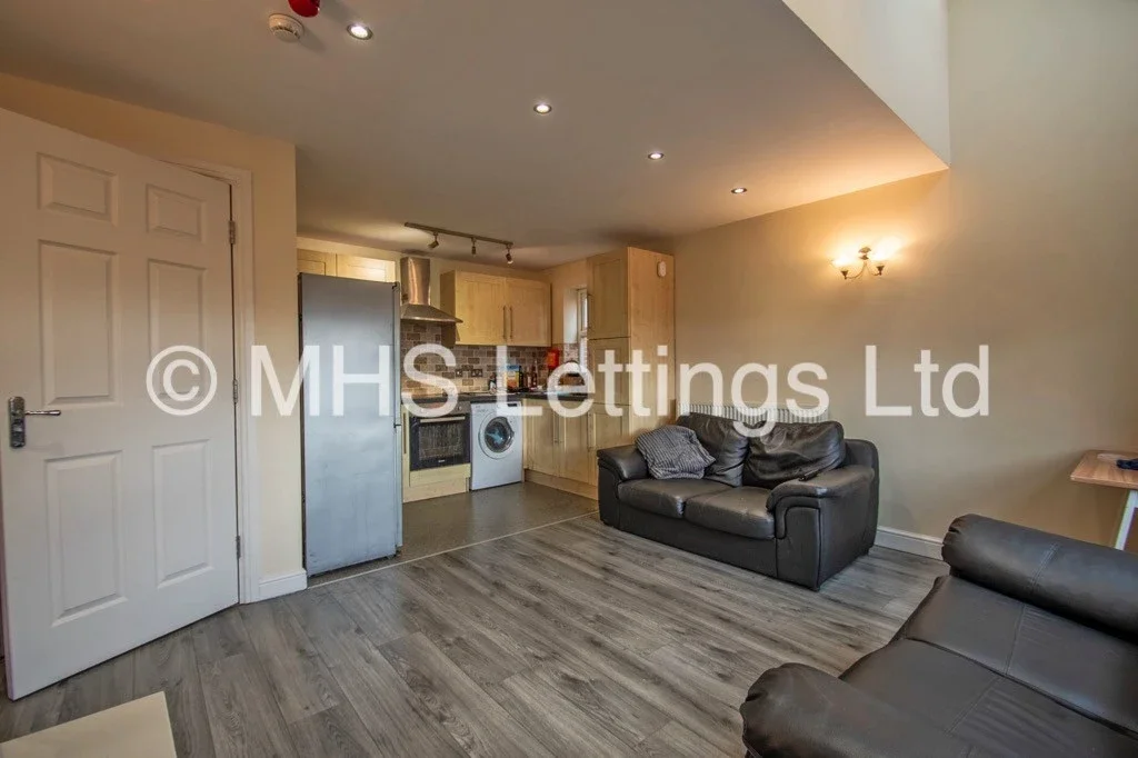 Flat Back Broomfield Crescent in Leeds