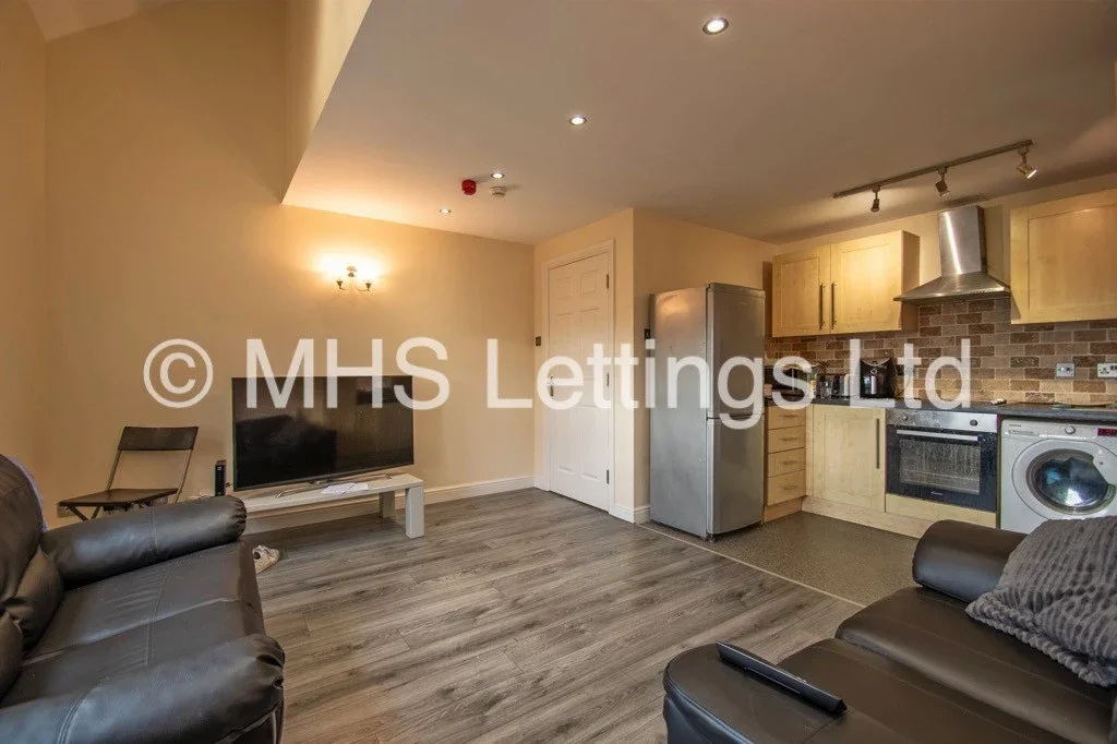 Flat Back Broomfield Crescent in Leeds