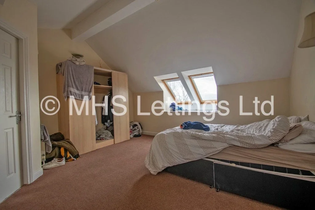 Flat Back Broomfield Crescent in Leeds