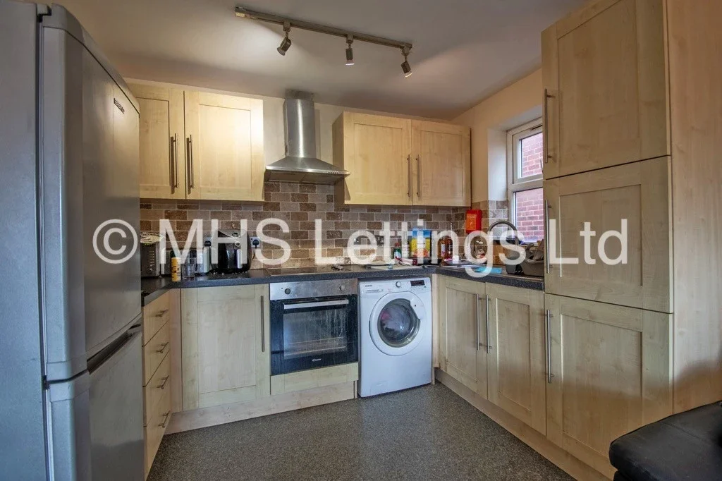 Flat Back Broomfield Crescent in Leeds
