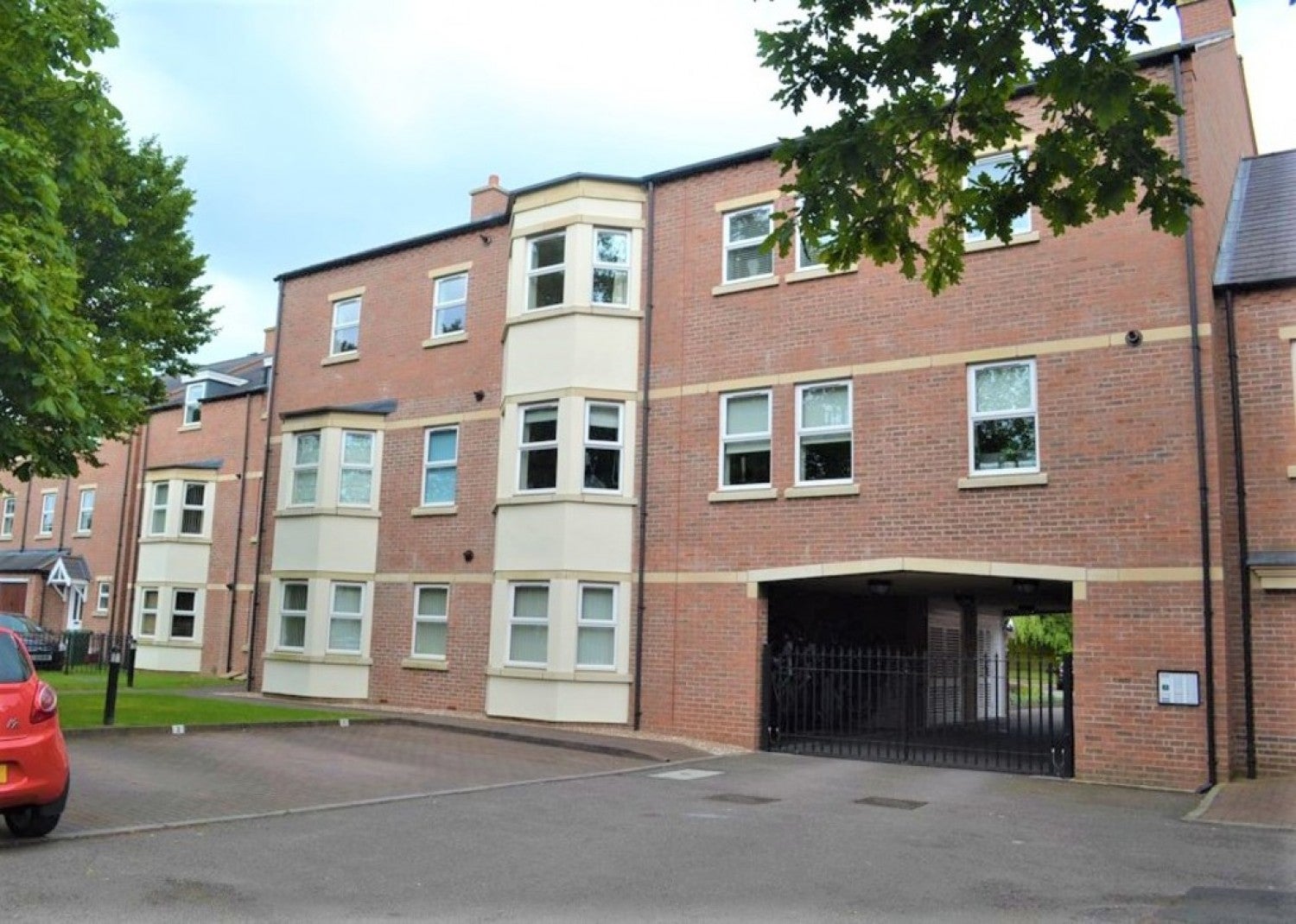 Flat Oak Tree Close in Royal Leamington Spa