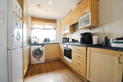 Flat Long Wood Avenue in Slough