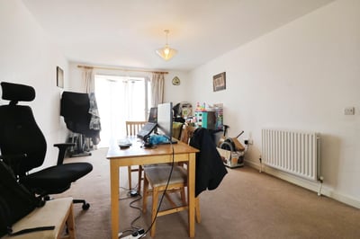 Flat Long Wood Avenue in Slough
