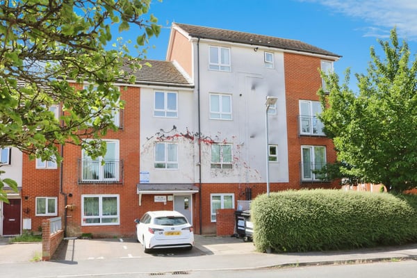 Flat Long Wood Avenue in Slough