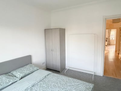 Flat May Bate Avenue in Greater London