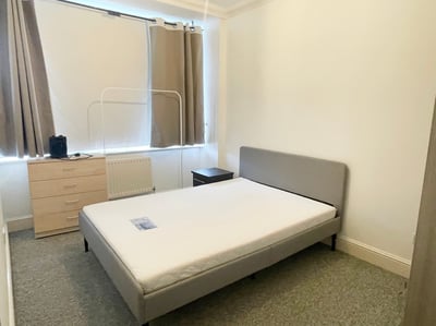 Flat May Bate Avenue in Greater London