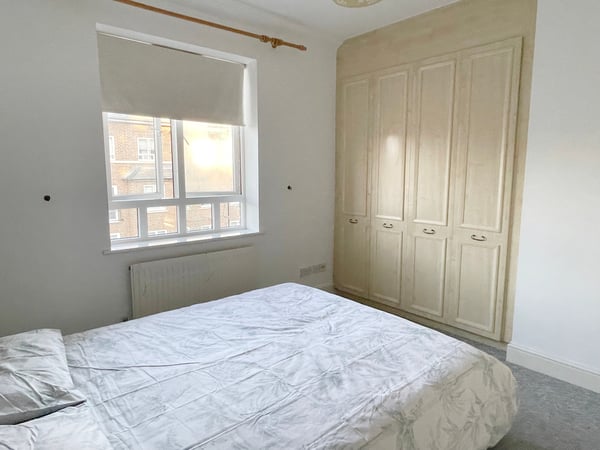 Flat May Bate Avenue in Greater London
