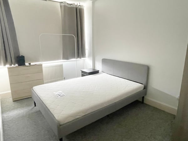 Flat May Bate Avenue in Greater London