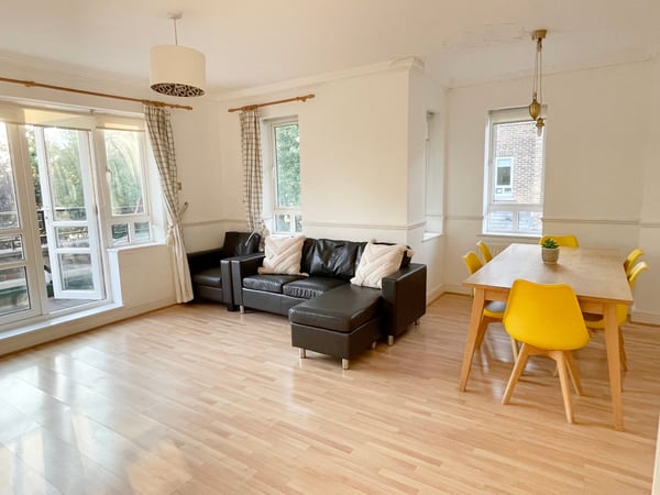Flat May Bate Avenue in Greater London