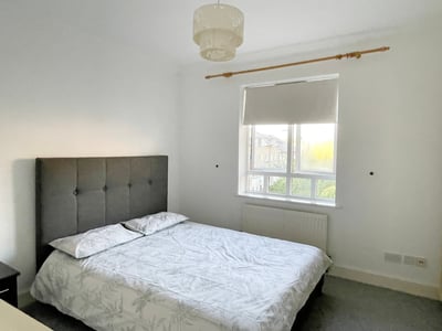 Flat May Bate Avenue in Greater London