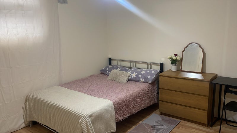 Room Shepherds Bush Road in Greater London