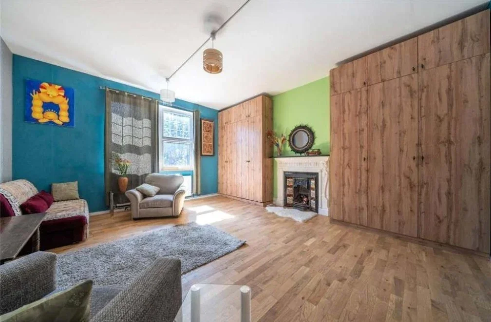 Flat Oaklands Road in Greater London