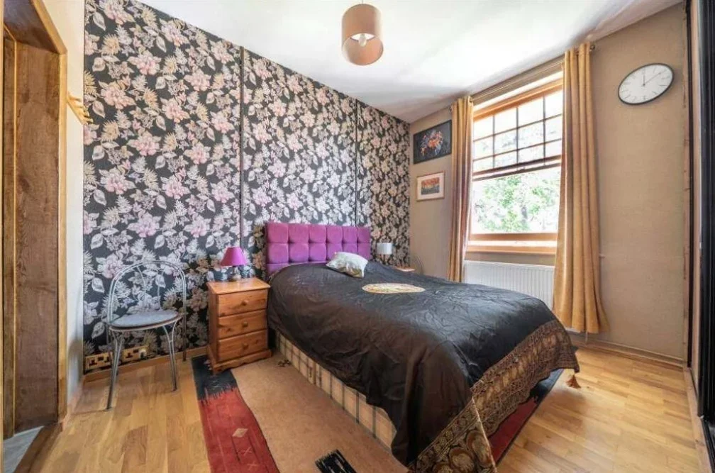 Flat Oaklands Road in Greater London