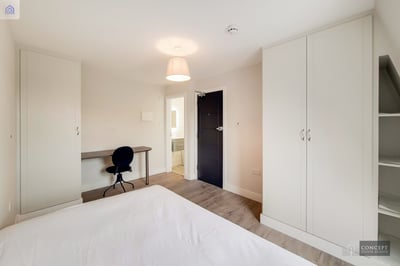 Flat Tooting High Street in Greater London