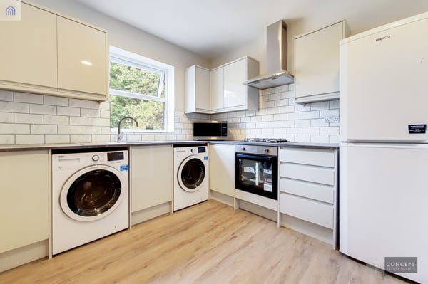 Flat Tooting High Street in Greater London
